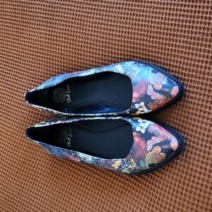 Elliot Lucca flats, size 8, floral pattern